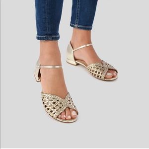 FLAT SANDALS (NWT)
